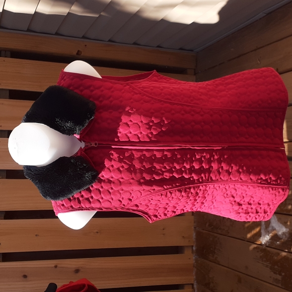 Quilted Vest w/ Removable Faux Fur Collar - Picture 8 of 11